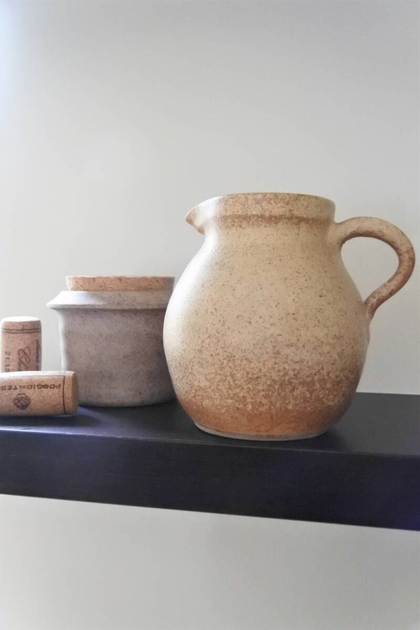Vintage kruikvaasje in beige