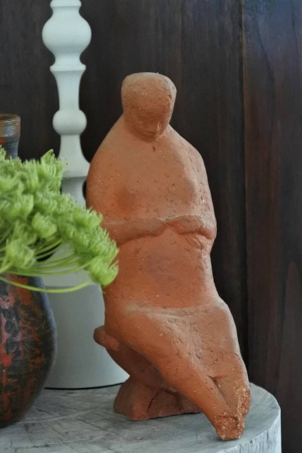 Vintage aardewerk terracotta beeld 'Calm lady'