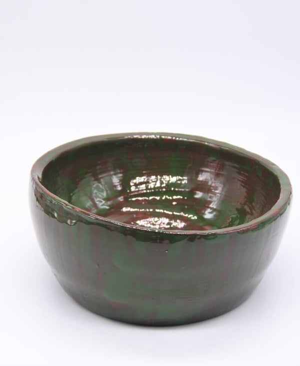 Vintage handgebakken asymmetrische schaal in stoer groen