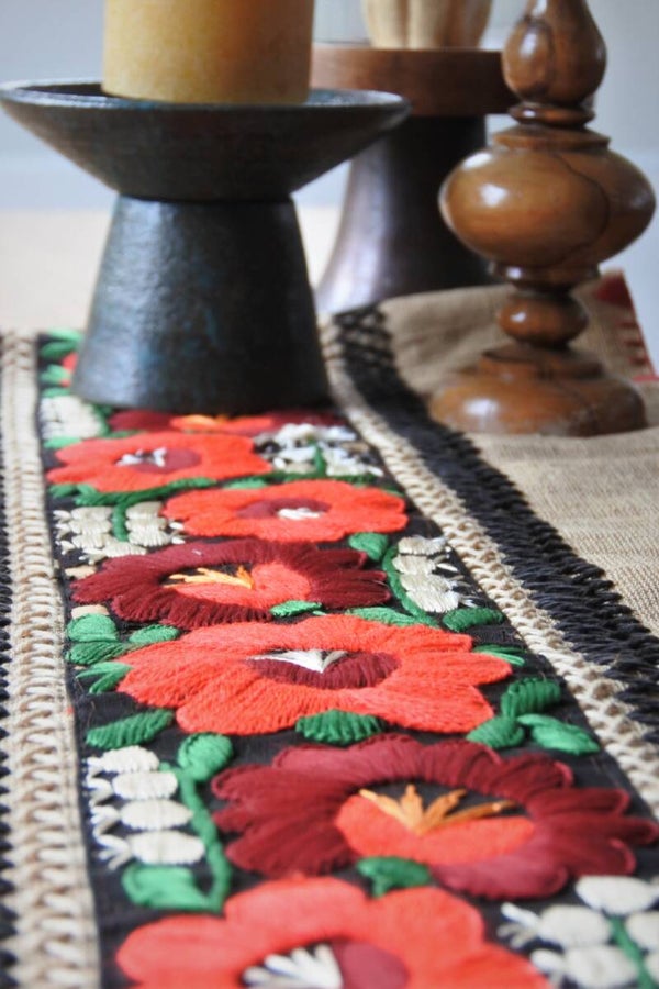 Vintage geborduurde loper van jute