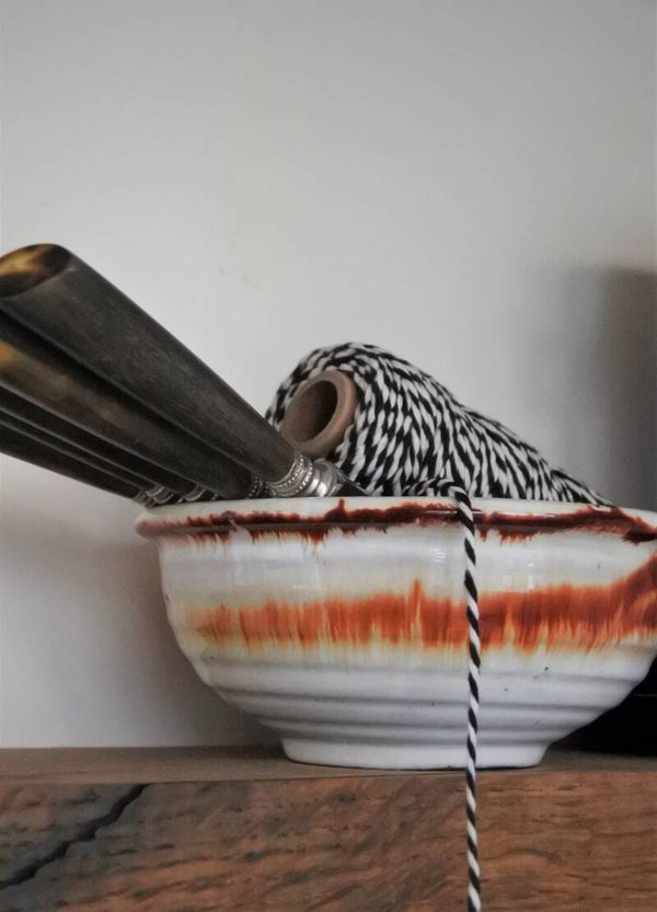 Vintage schaal in wit met oranje accentkleur