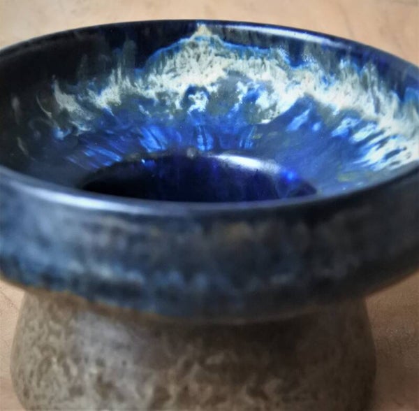 Vintage kandelaar in blauw en bruin met een versierde binnenzijde