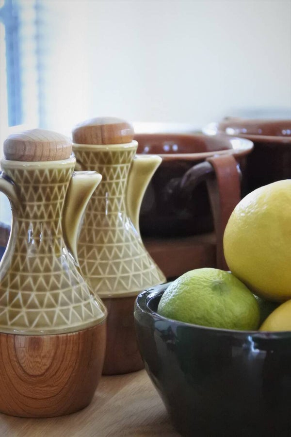 Scandinavisch vintage set olie en azijn,  zoutvaatje en mosterd potje