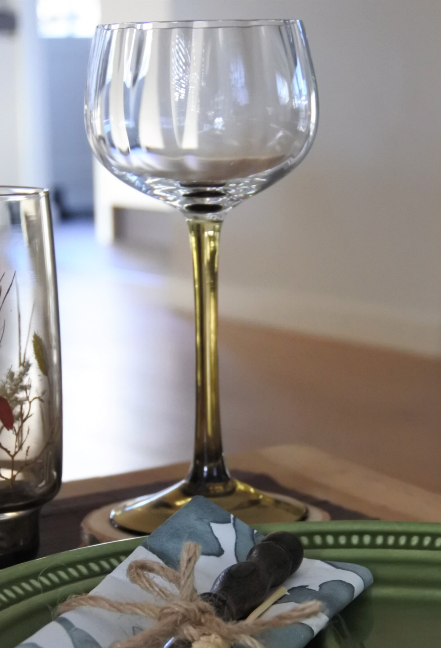 Vintage wijnglazen set op okergeel voetje 2 stuks