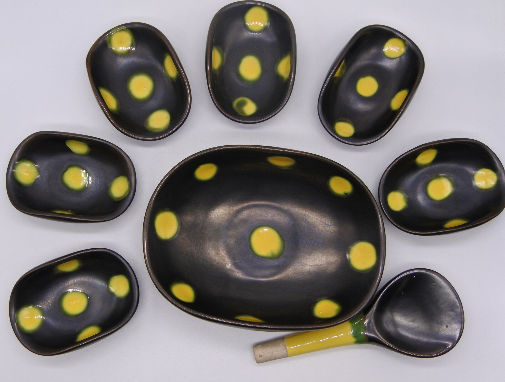 Vintage snackset 8 delig zwart met gele stipjes
