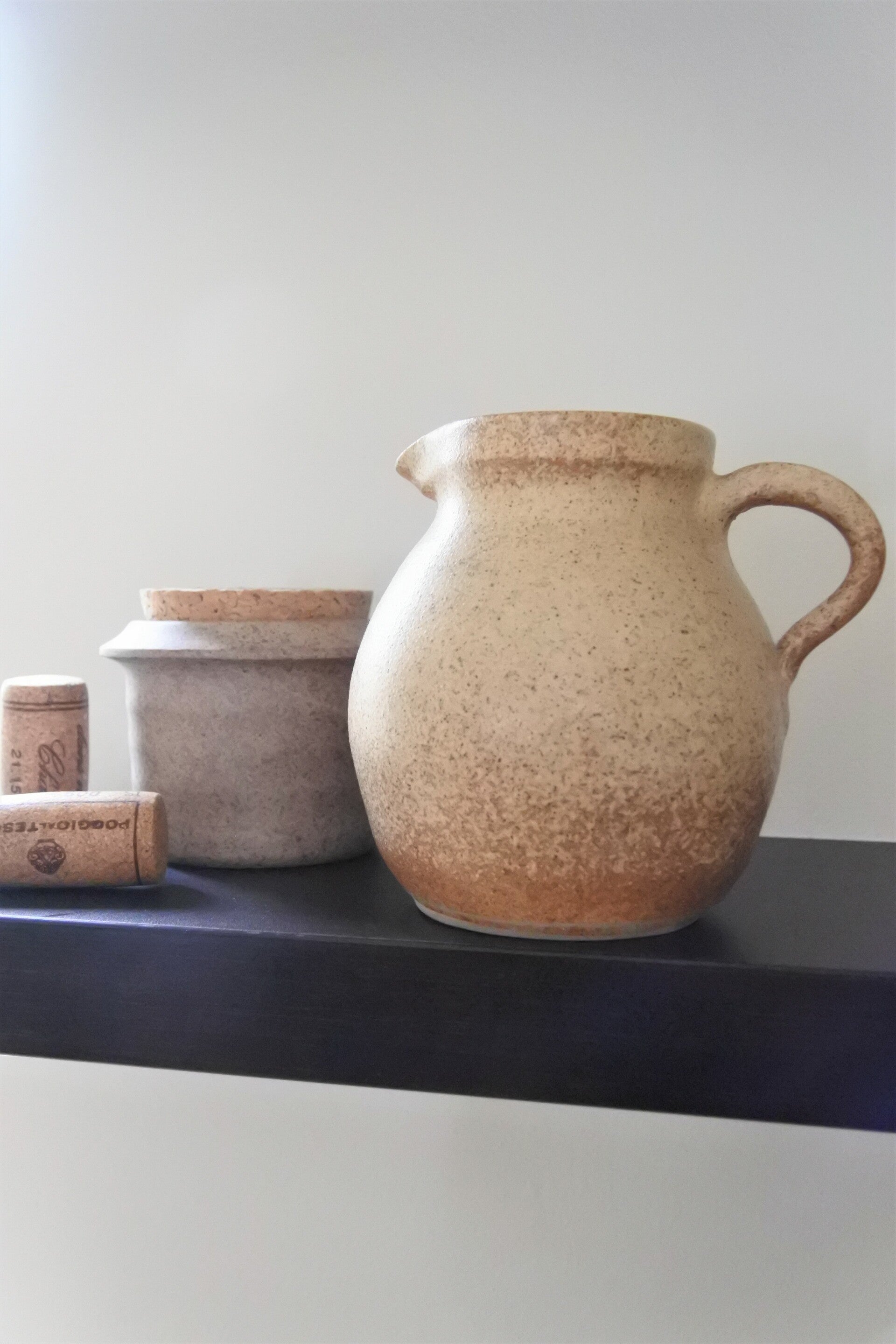 Vintage kruikvaasje in beige