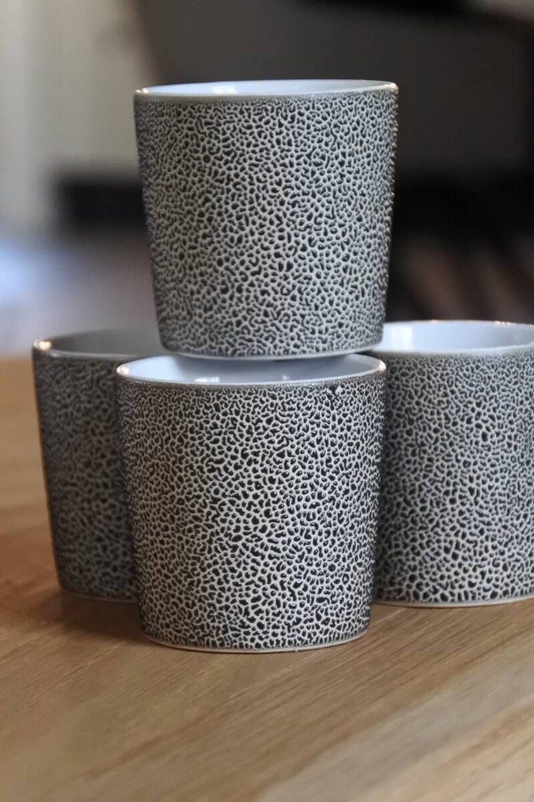 Vintage set mokjes met fijn opgelegd stippeltje