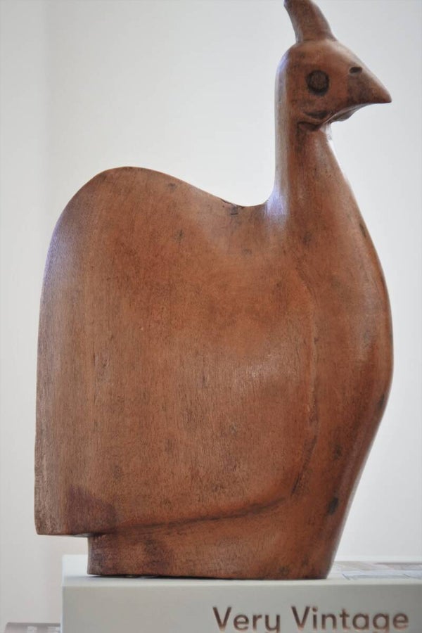 Vintage houten beeld hey chickie!