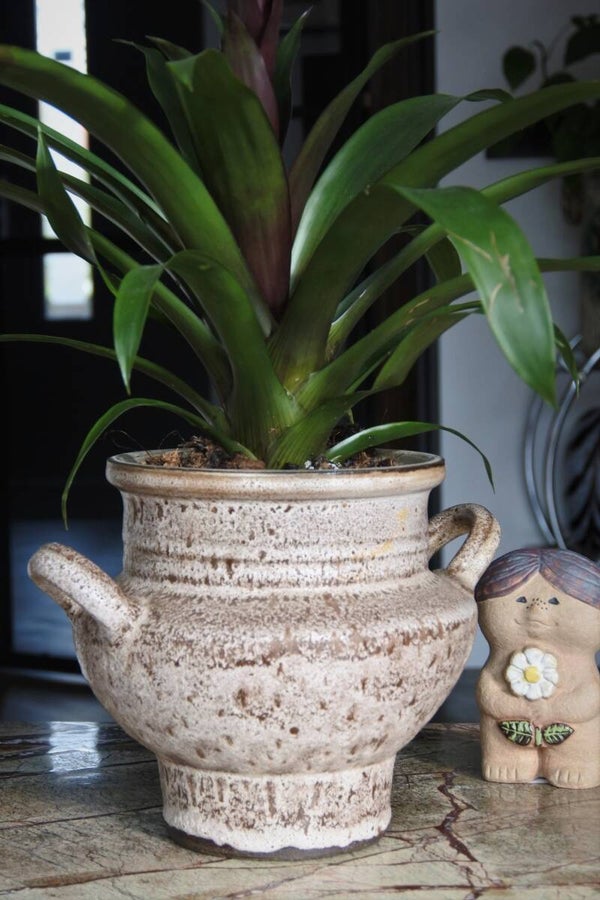 Vintage bloempot met oortjes in zandkleur