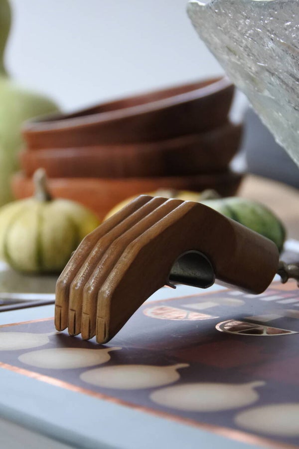 Vintage teakhouten kurkentrekker 'kan je me een handje helpen?'