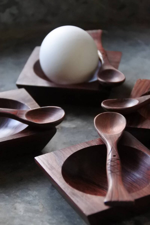 Vintage houten set eierdoppen met lepeltjes