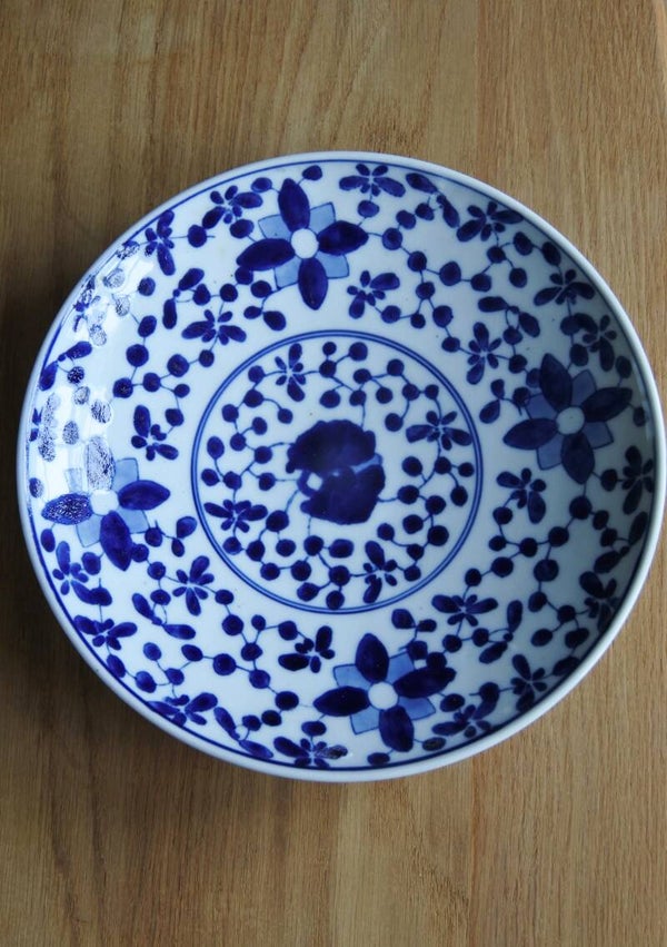 Vintage wandbord van prachtig blauw beschilderd porselein