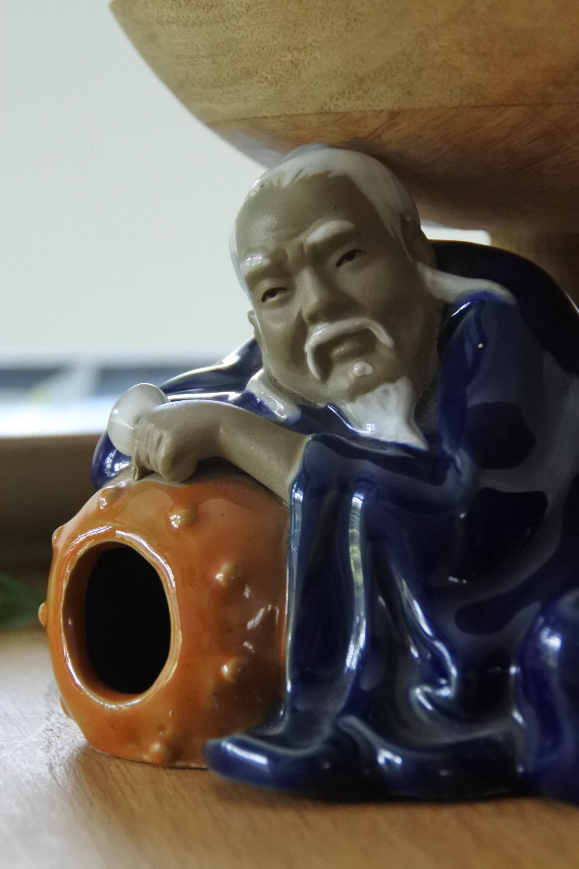 Vintage liggend handgemaakt Chinees Mudman Shiwan beeld uit de jaren 60