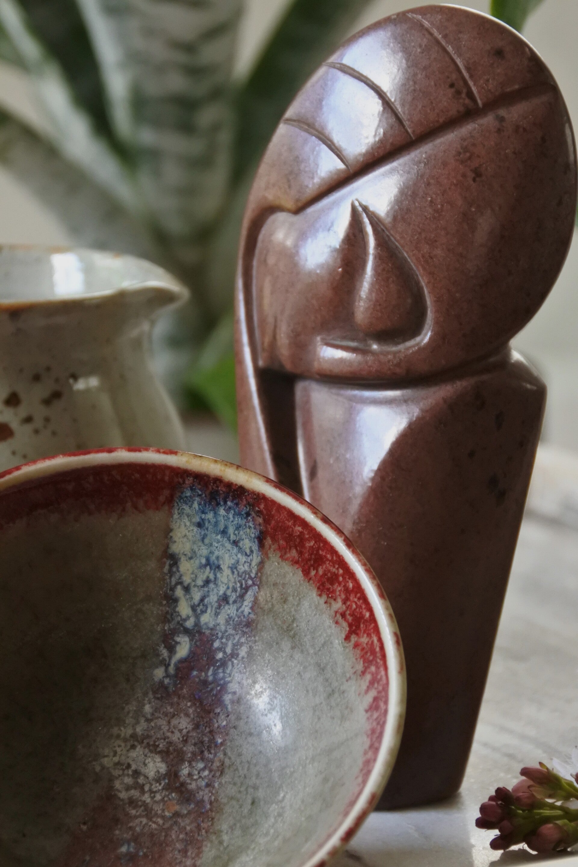 Vintage beeldje van steen 'In loving arms'