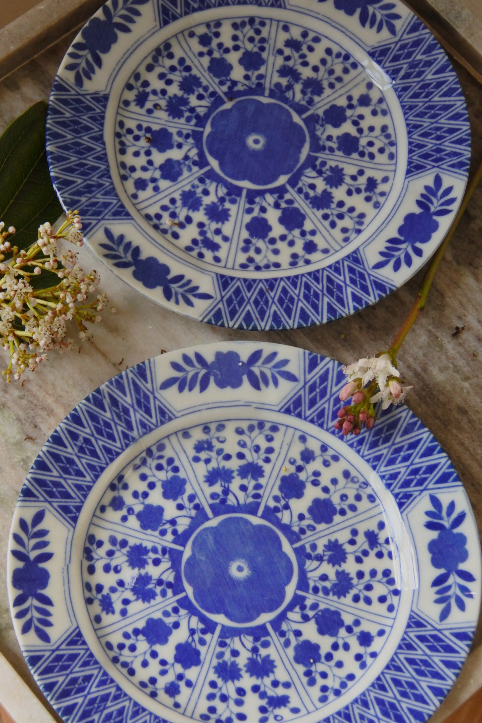 Vintage wandborden van prachtig beschilderd porselein