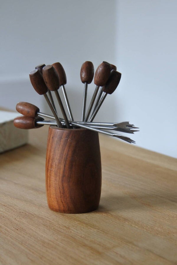 Vintage setje houten cocktailprikkers in houten houder