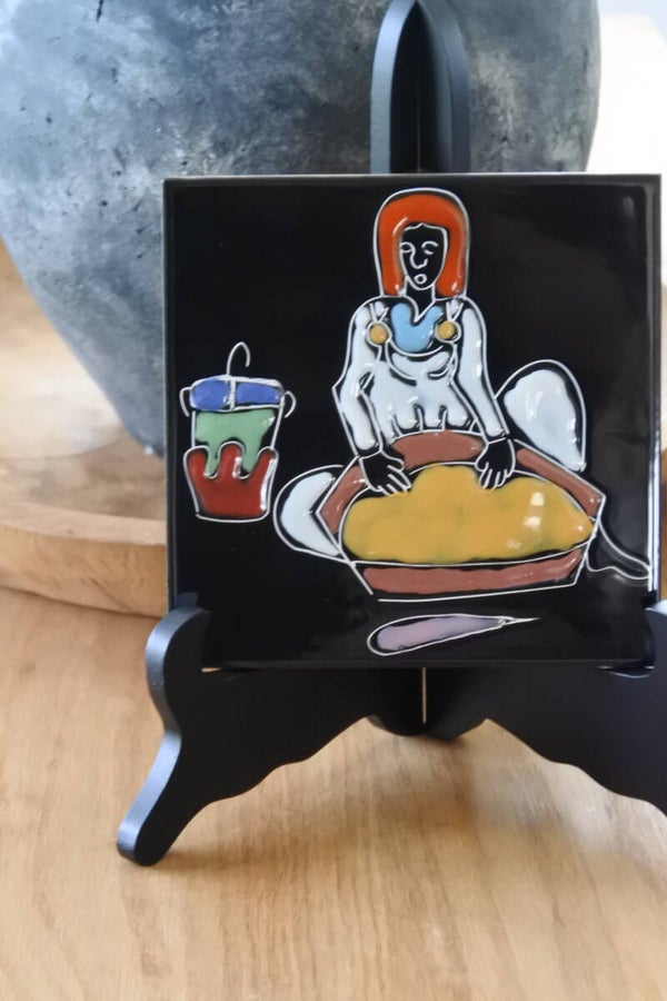 Vintage zwart tegeltje van keramiek met mooie tekening