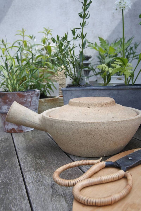 Decoratieve dekselschaal van zandsteen