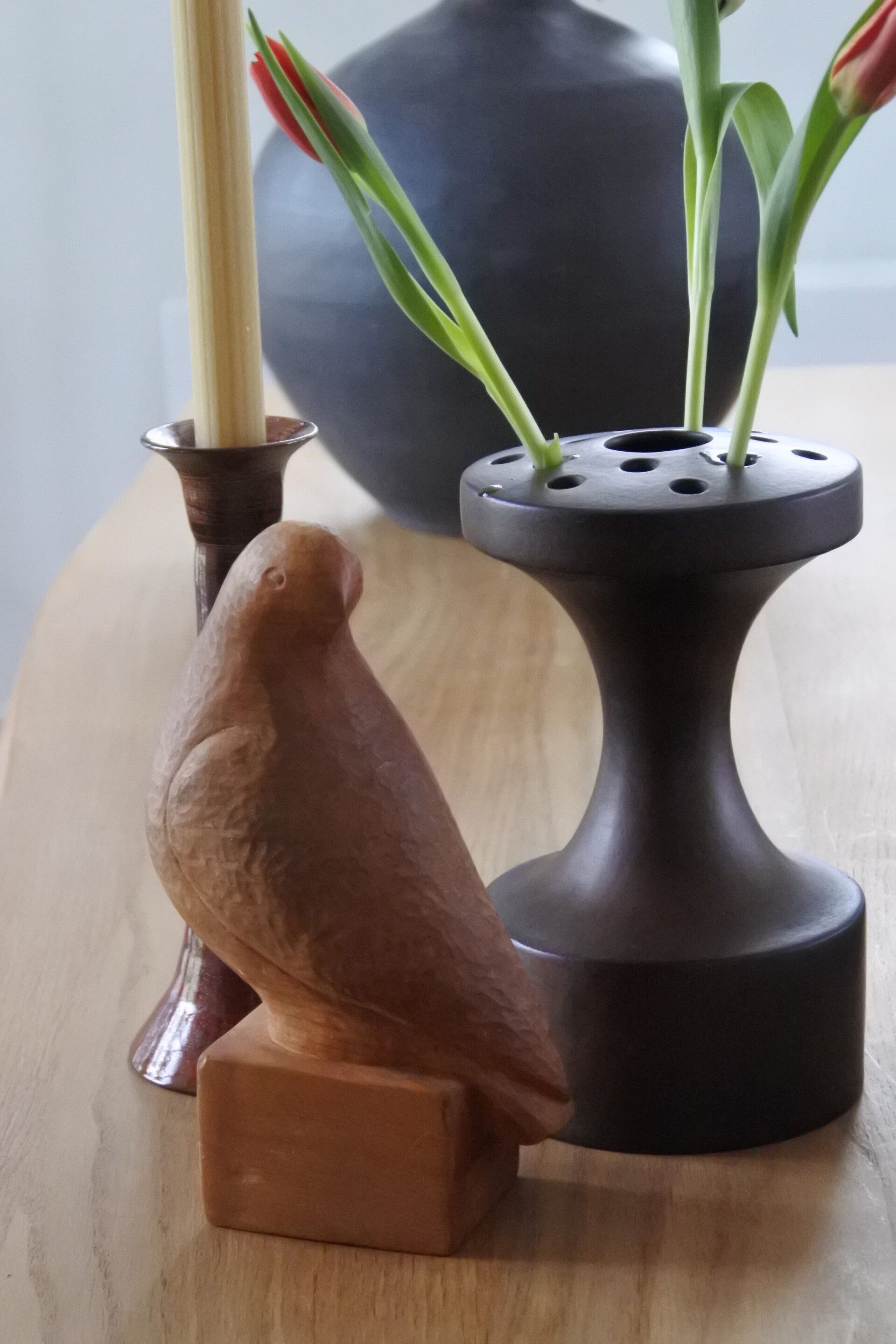 Vintage houten beeldje op sokkel Columbidae