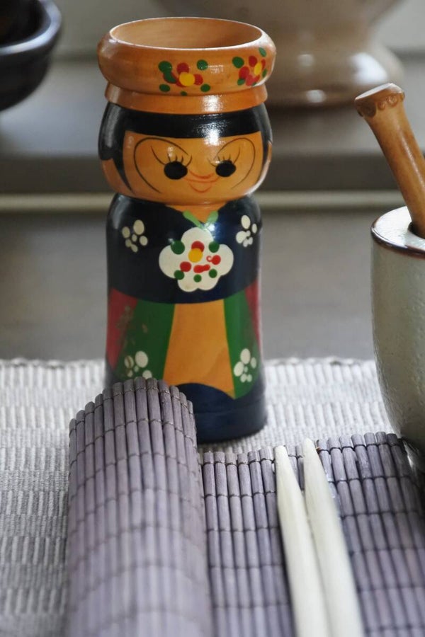 Vintage eierdopje Kokeshi stijl