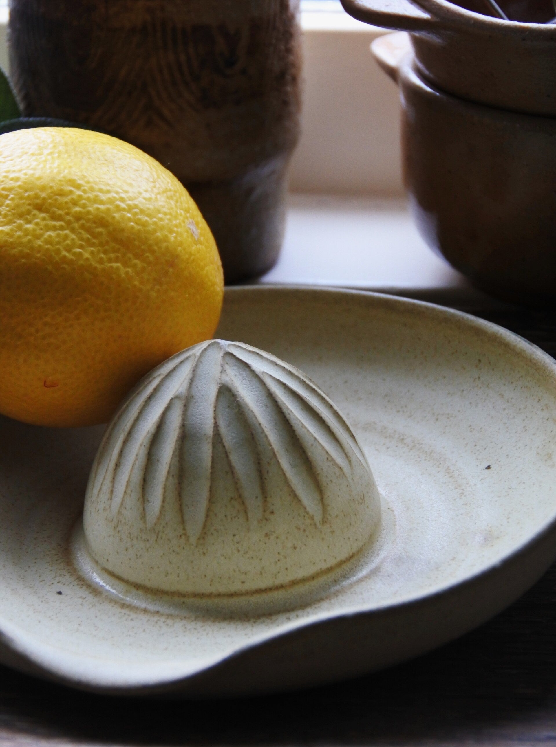 Vintage aardewerk citroen - sinaasappel pers- schaaltje in zachte kleur
