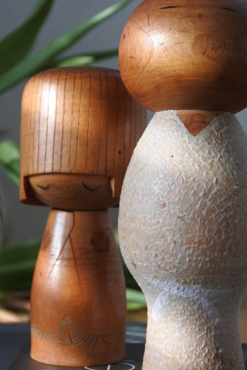 Vintage Japanse Kokeshi, ontworpen en gesigneerd door Izumi Ueda