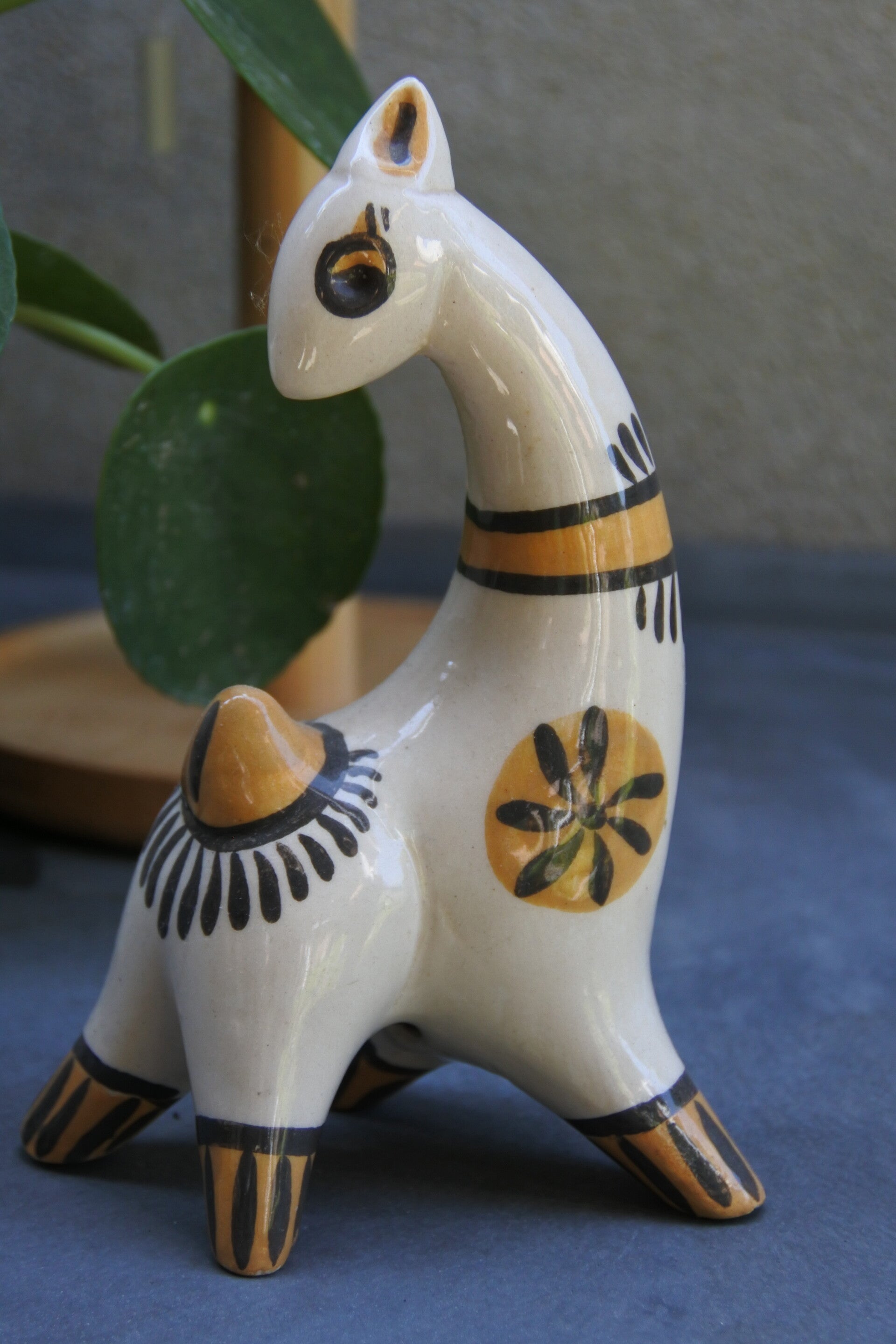 Vintage handgebakken en beschilderde folkart Lama beeldje