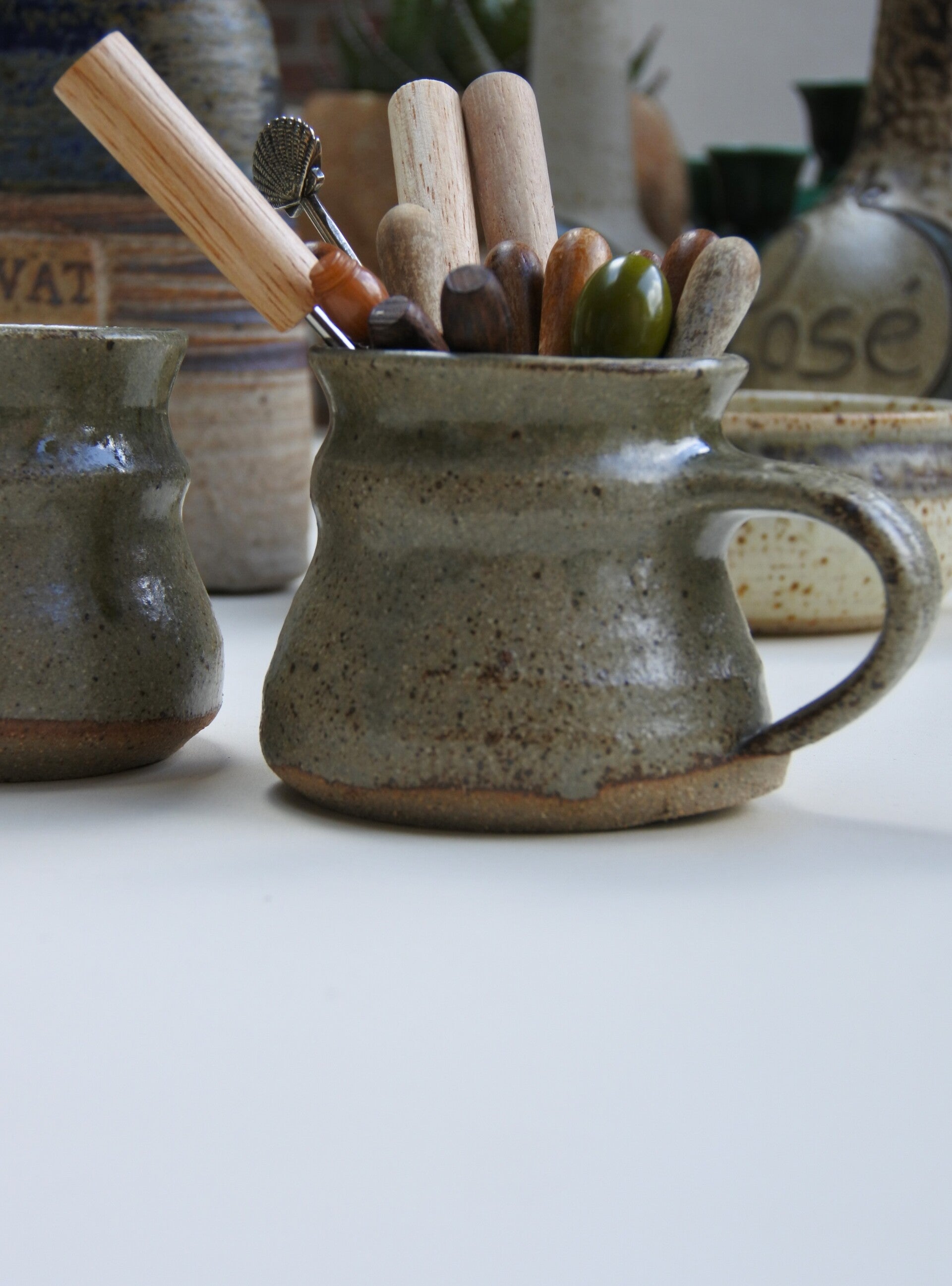 Vintage set handgemaakte keramische kopjes in organische vorm