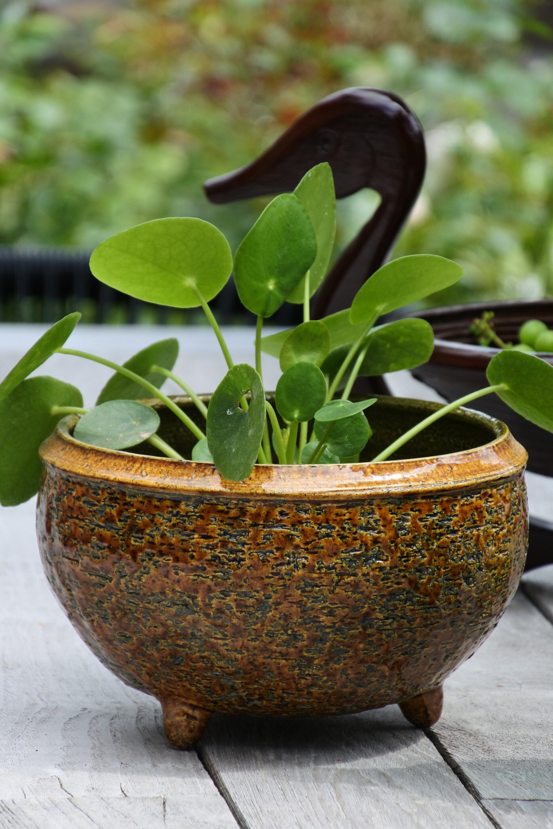 Vintage steengoed bloempot in cognac kleur op pootjes