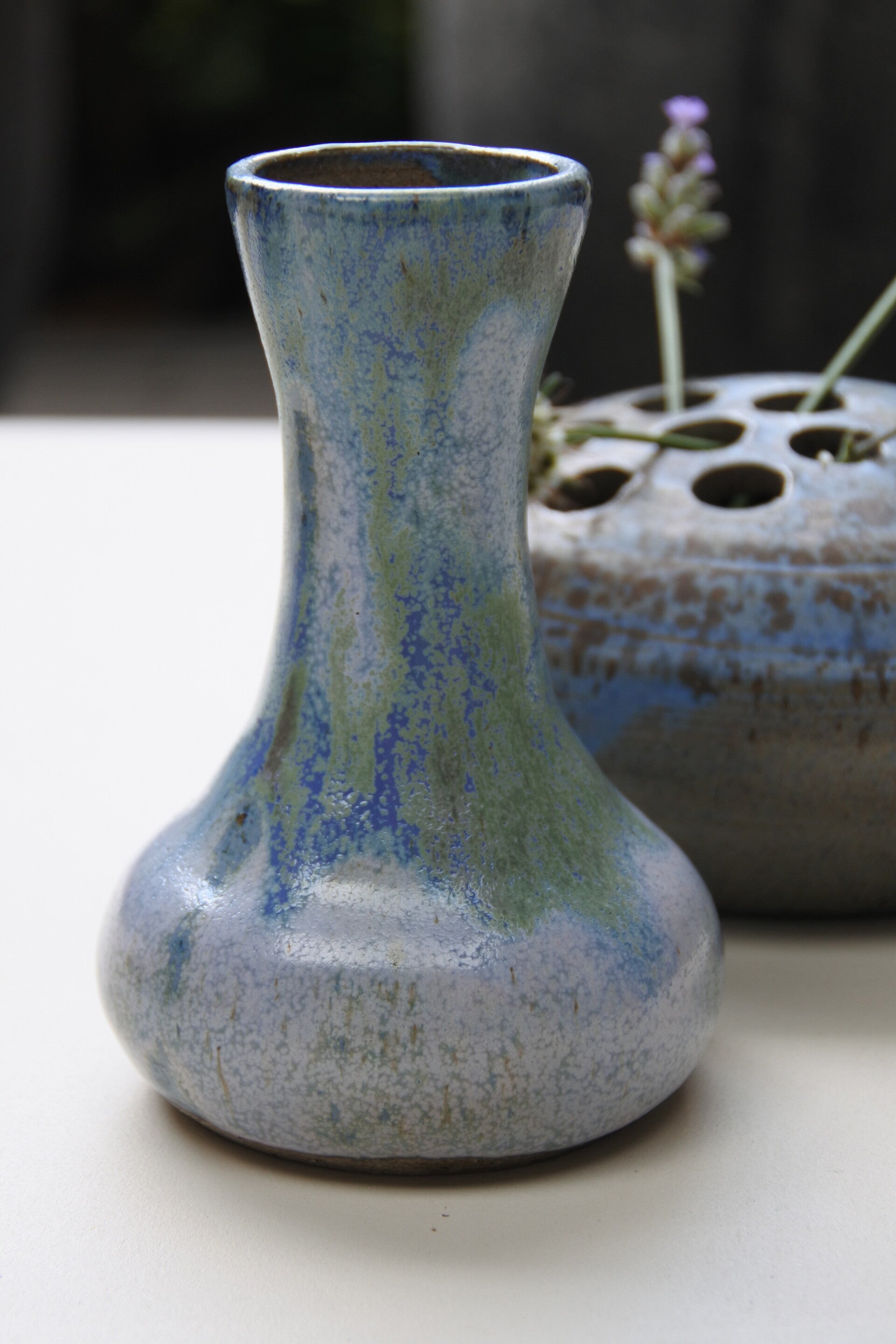 Vintage pottenbakkers vaasje lichtblauw