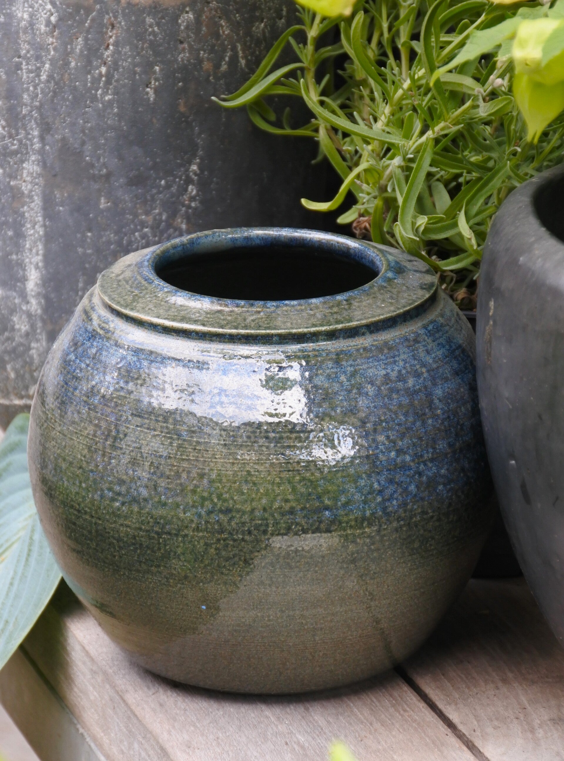 Vintage pottenbakkers bloempotje van blauw en groen steengoed