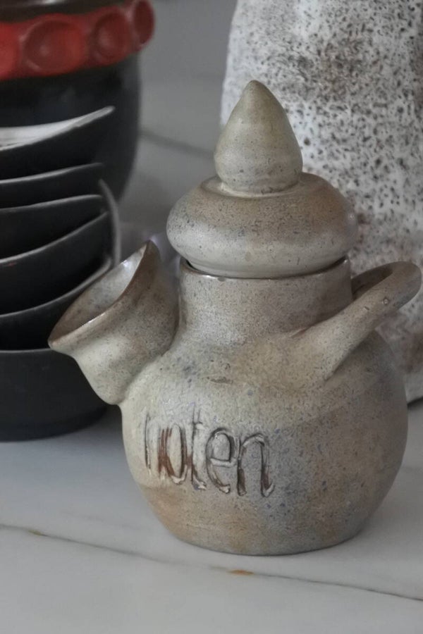 Vintage aardewerk schenkkan noten