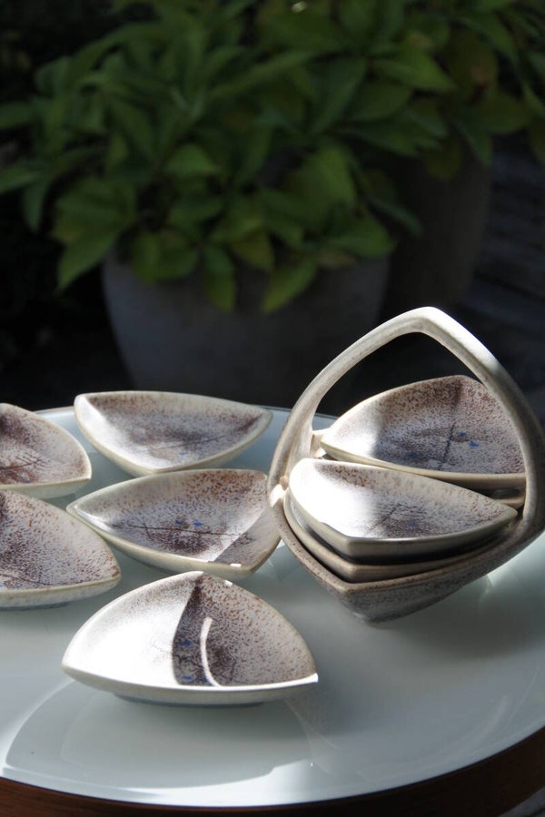 Antieke jaren 30 petit fours set Dek 256 Margarete Weiss voor Keramikfabriken Neuhaldensleben Duitsland