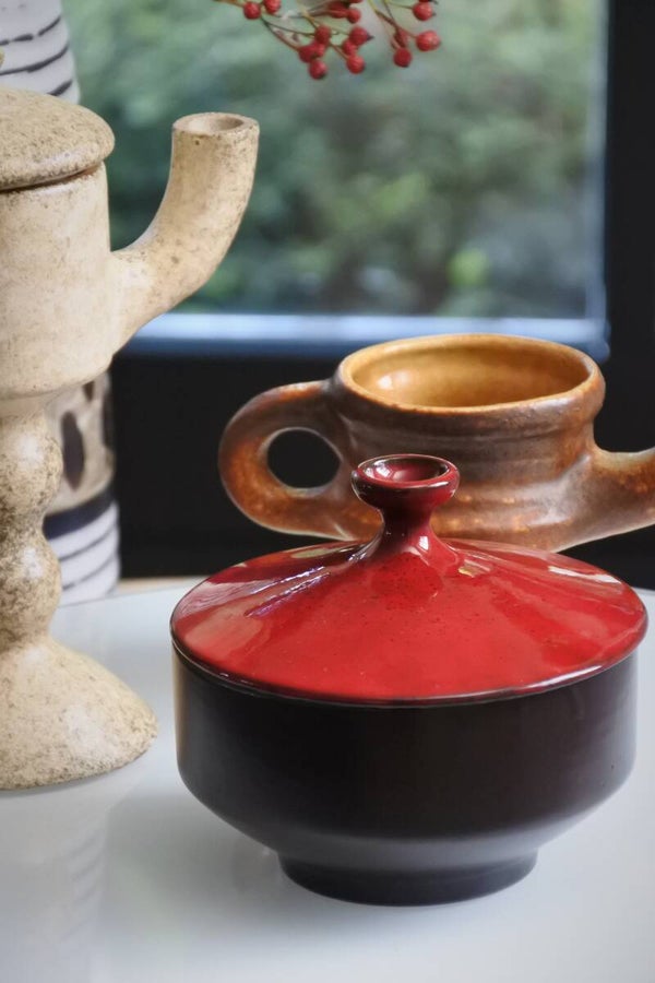 Vintage schaal met prachtig dieprood deksel