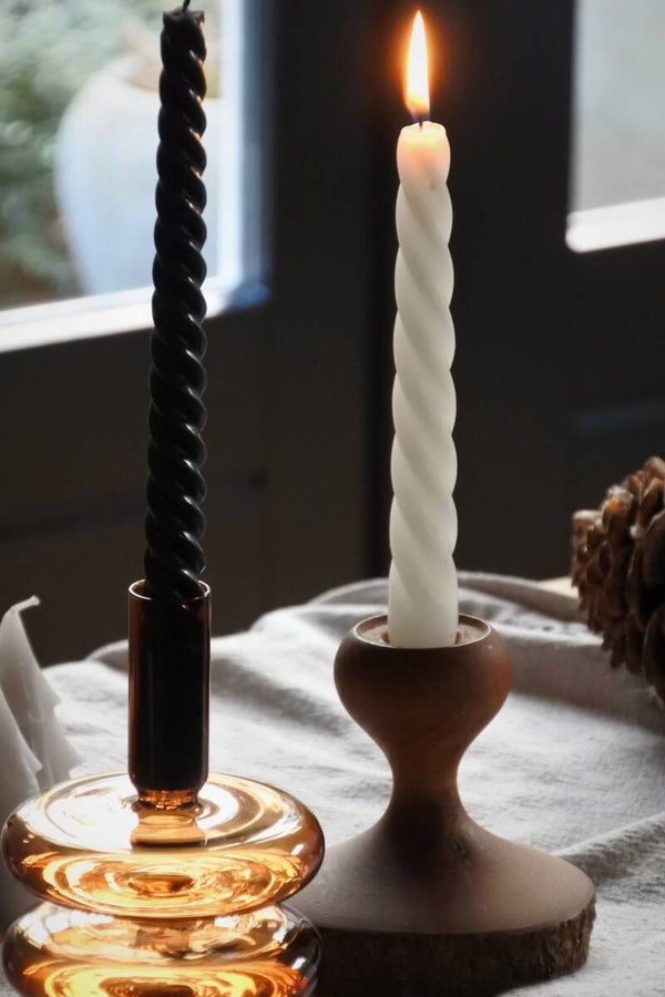 Vintage houten kandelaar in speelse vorm