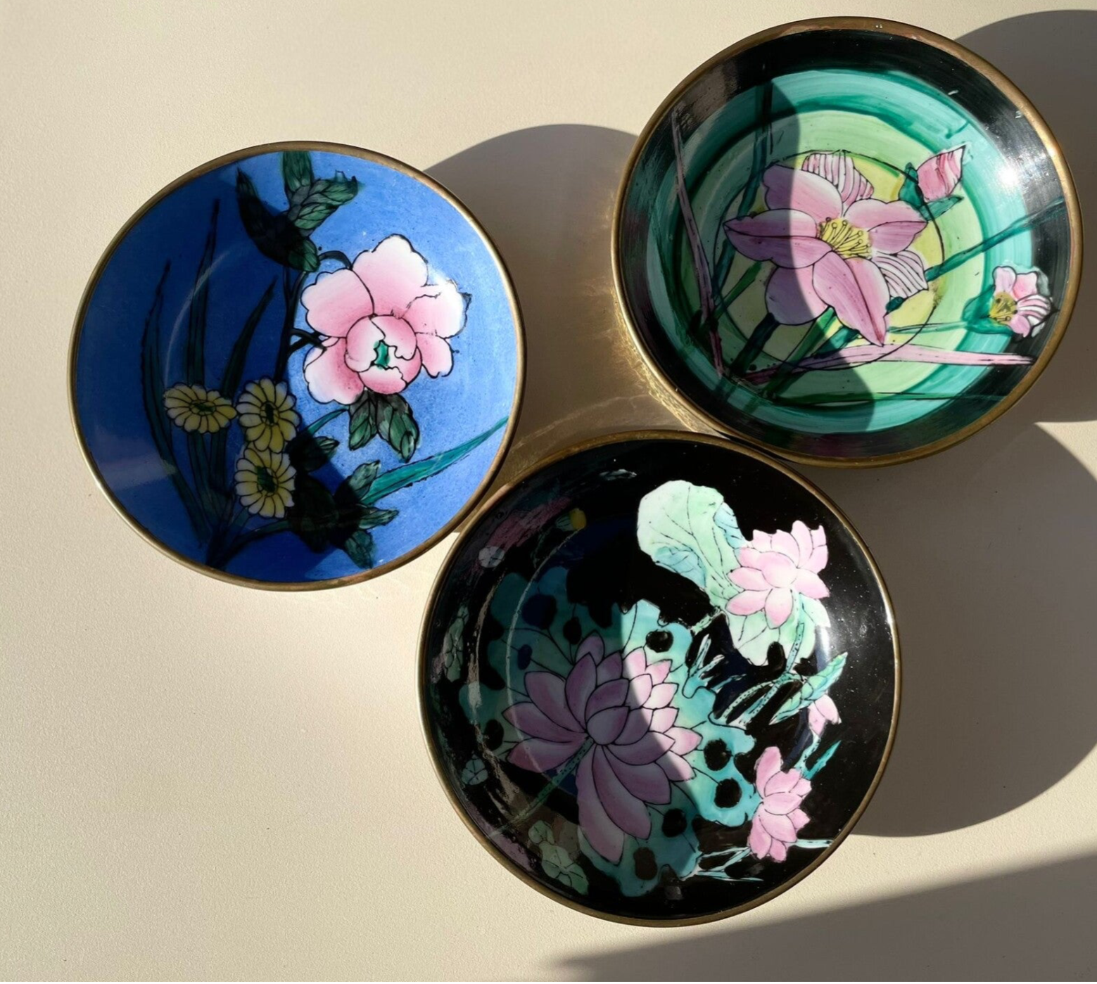 Vintage set van 3 prachtige Japanse met de hand beschilderde wandborden van bras