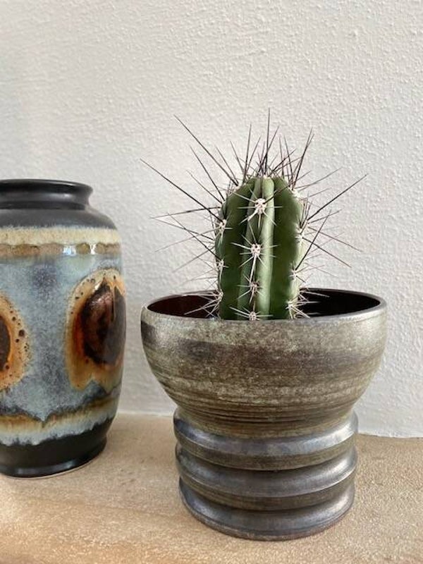 Vintage bloempot in prachtig groen