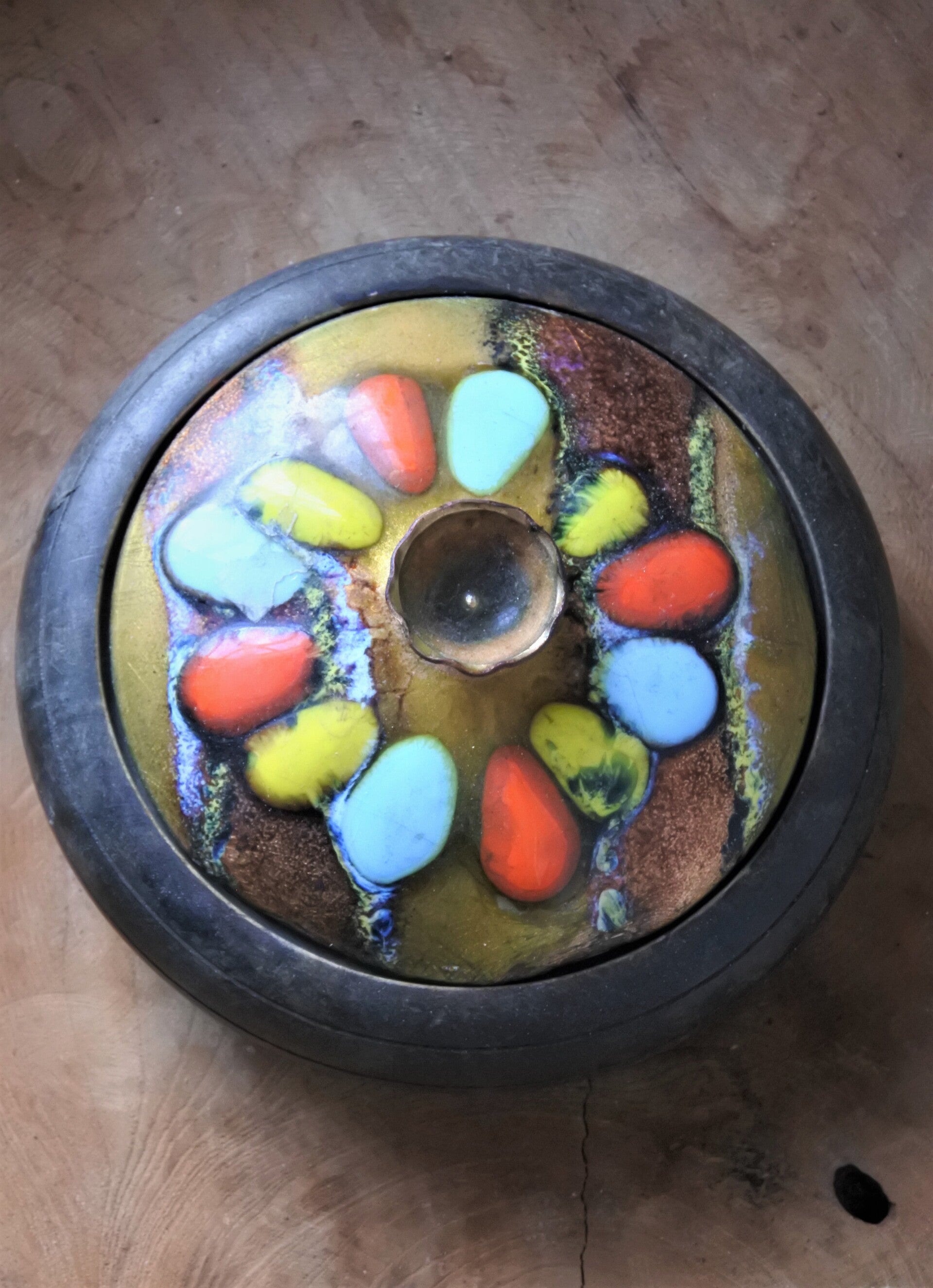 Vintage houten schaal met versierd deksel van emaille