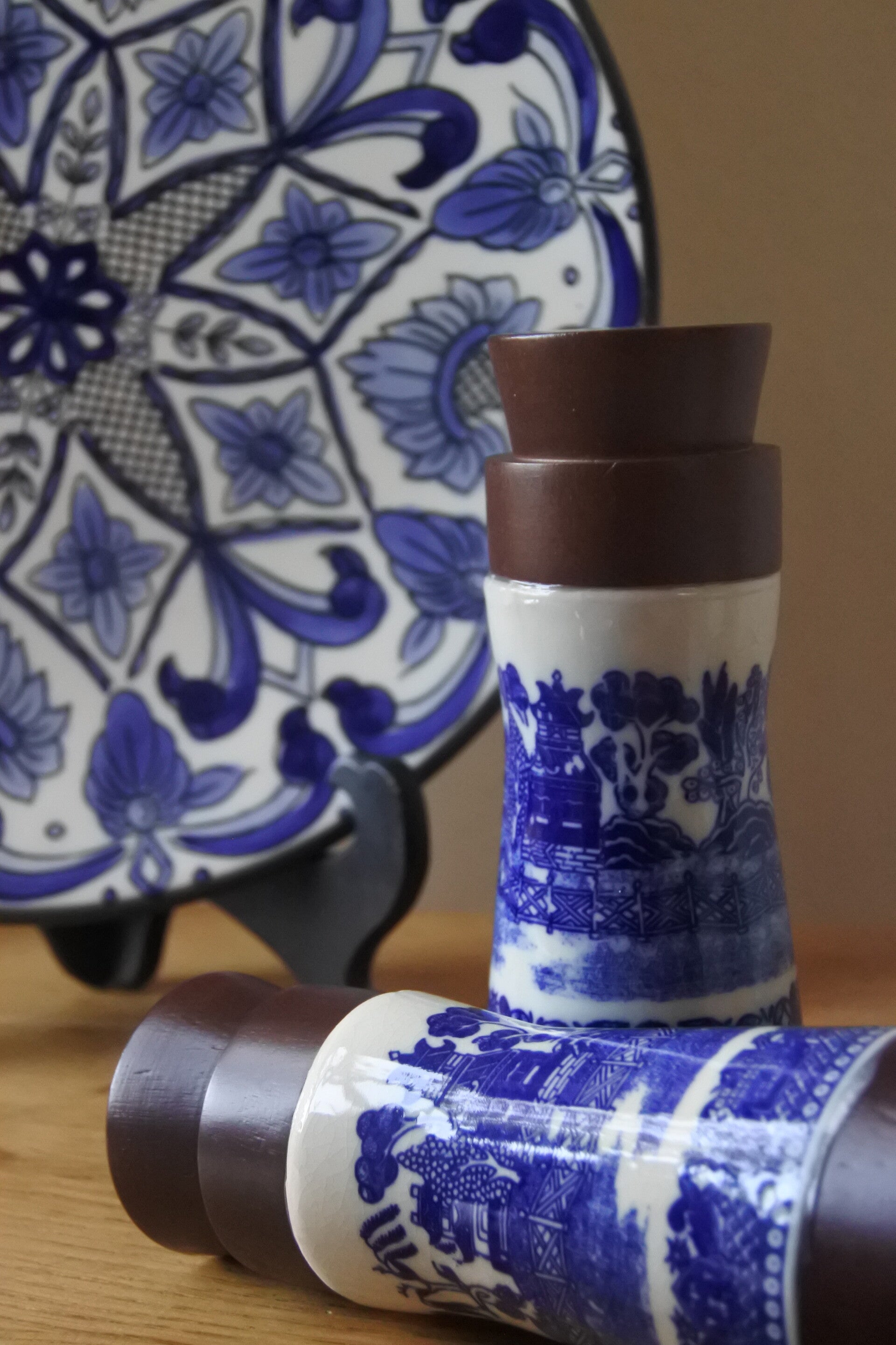 Vintage peper en zout stel teakhout en keramiek Japan Blue Willow