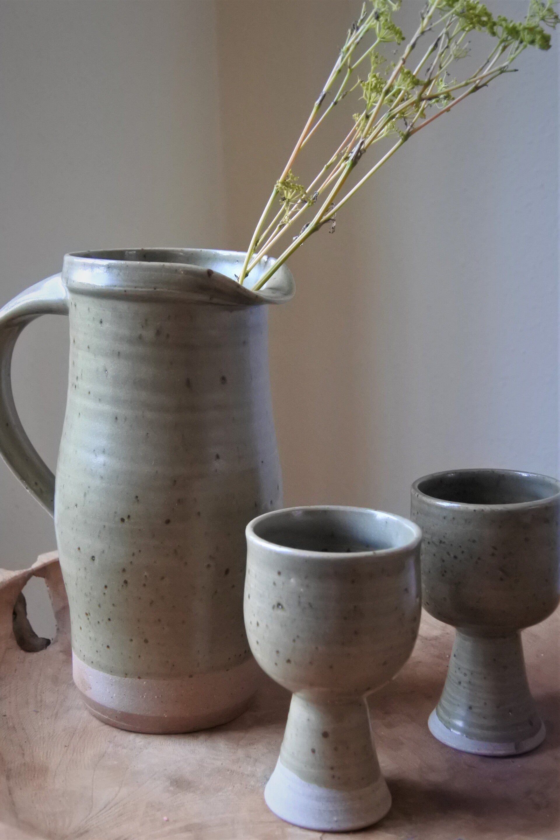 Vintage aardewerk schenkkan en wijnglazen in prachtig groen glazuur