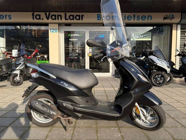 Piaggio Fly zwart 25km