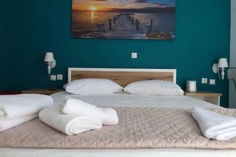 stef-stam-nerantzis-room-22-3-standard.webp