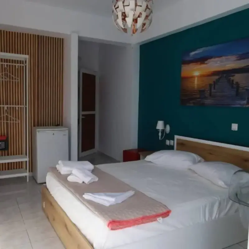 stef-stam-nerantzis-room-22-standard.webp