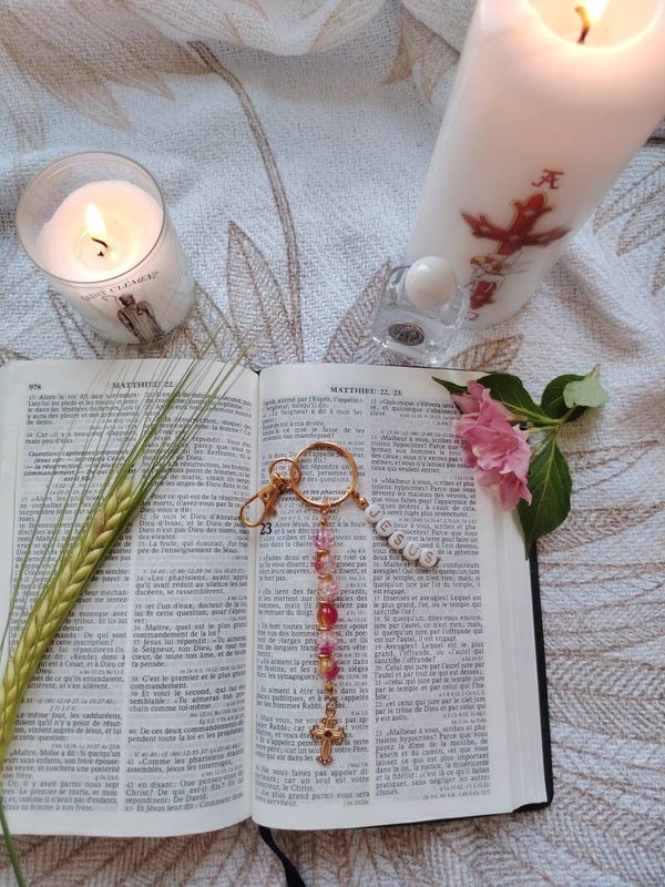 Porte-clé rose et doré "Jésus"