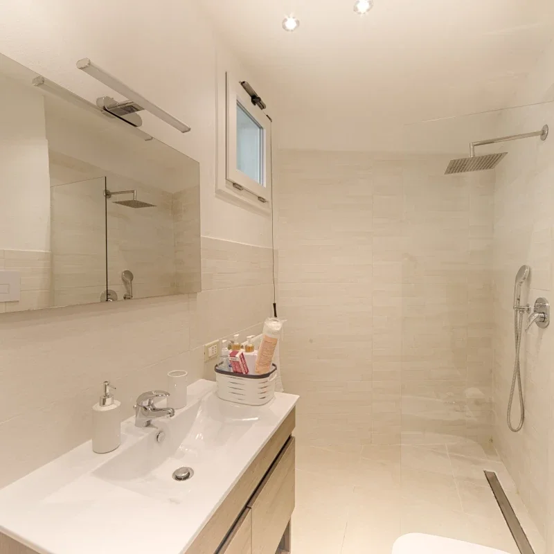 bagno-privato-van-gogh-doccia-ampia-lavabo-moderno-guesthouse-olbia-standard.webp