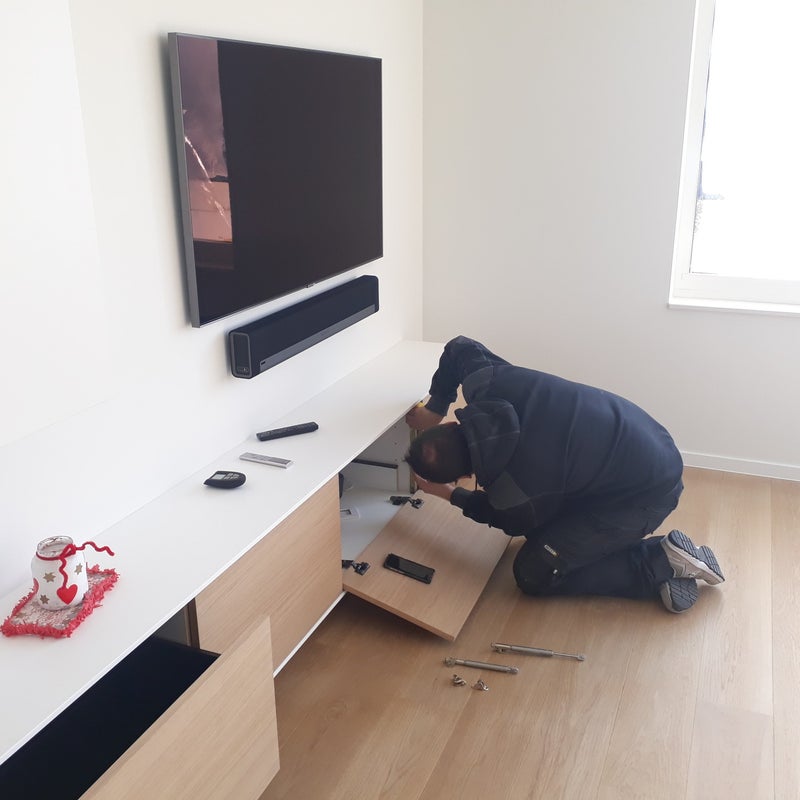 Haardwand; modern; solid surface; corian; eik; wit; mooiste; gashaard; maatwerk; DECA Interieur; Lichtervelde; schrijnwerker; timmerman; aannemer; legbanken; zwevend; indirecte verlichting; wijnkast