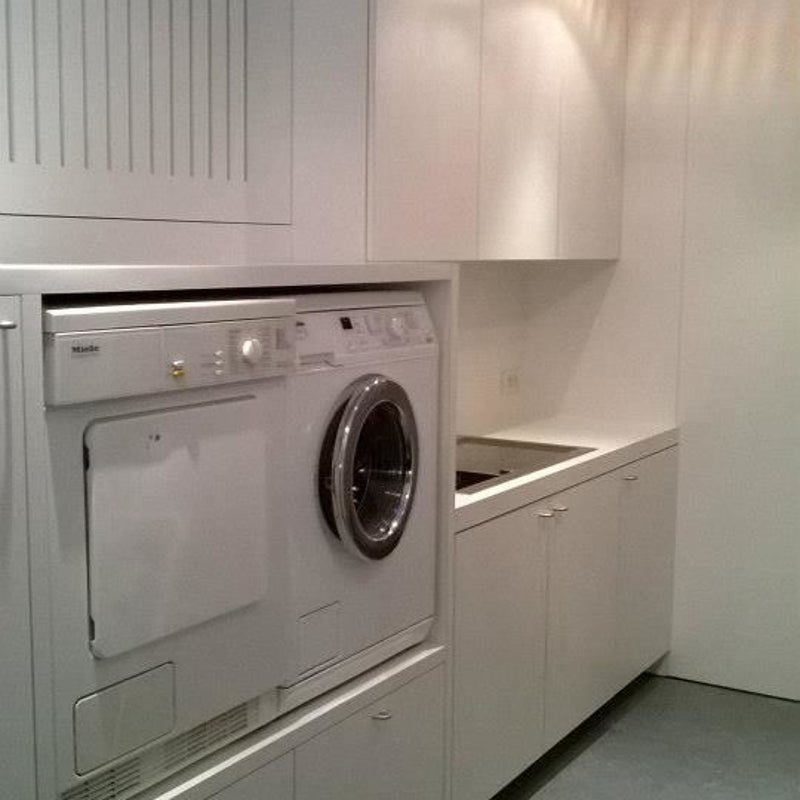 DECA Interieur;Badkamer; wasplaats; op hoogte; wasmachine; droogkast; waskot; wasberging; WC; toilet; hangtoilet; sauna; wellness; wasplaats; badmeubel; badkamermeubel; lavabo; West Vlaanderen; Lichtervelde; regio; Torhout; Roeselare; Wasplaats op hoogte