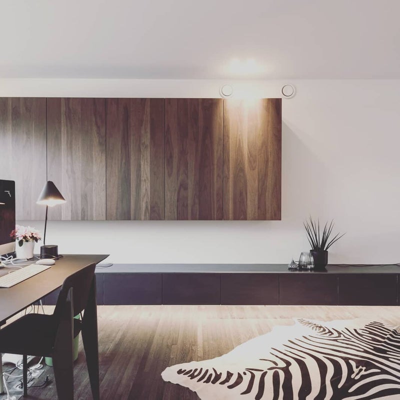 DECA Interieur; Shinokki, Walnut; Walnoot; keuken; maatwerk; maatkeuken; design; luifel; staal; planten; keuken; zwart; zwarte; lichtervelde; HIB; warme keuken; warm; warme; hout; West Vlaanderen; hedendaags; modern; TV wand; TV; wand; zwevend
