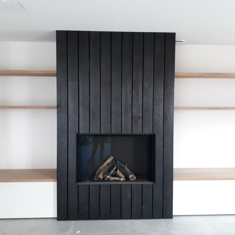 Haardwand; landelijk; marugame; zwarthout; gebrand hout; mooiste; gashaard; maatwerk; DECA Interieur; Lichtervelde; schrijnwerker; timmerman; aannemer; legbanken; zwevend