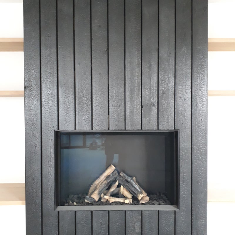Haardwand; landelijk; marugame; zwarthout; gebrand hout; mooiste; gashaard; maatwerk; DECA Interieur; Lichtervelde; schrijnwerker; timmerman; aannemer; legbanken; zwevend